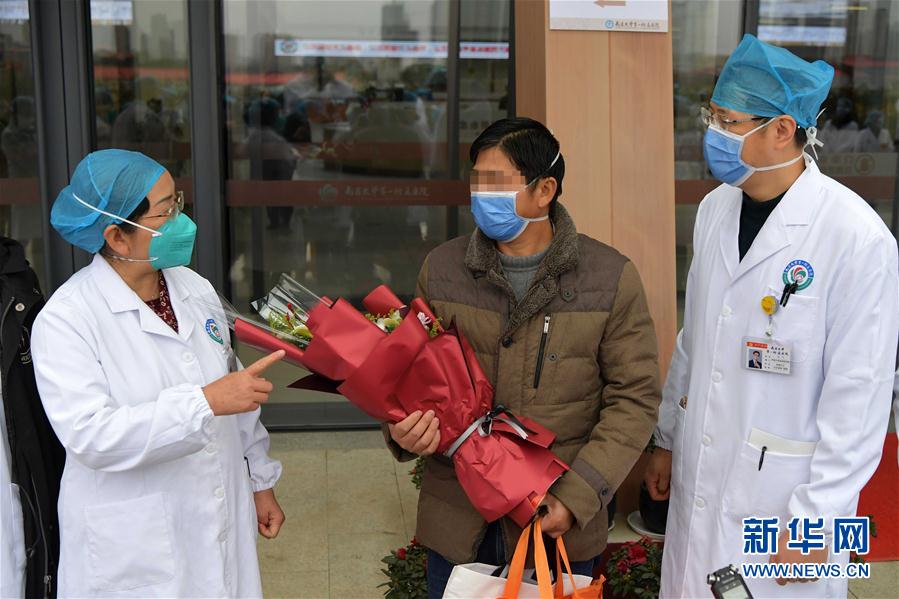 （在習(xí)近平新時(shí)代中國(guó)特色社會(huì)主義思想指引下&mdash;&mdash;新時(shí)代新作為新篇章&middot;習(xí)近平總書(shū)記關(guān)切事&middot;圖文互動(dòng)）（10）口罩擋不住你的美&mdash;&mdash;戰(zhàn)&ldquo;疫&rdquo;一線巾幗掠影