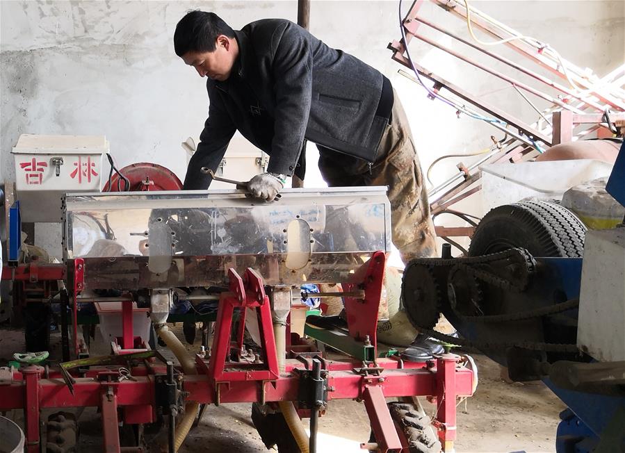 (在習(xí)近平新時(shí)代中國(guó)特色社會(huì)主義思想指引下——新時(shí)代新作為新篇章·習(xí)近平總書記關(guān)切事·圖文互動(dòng))(3)為農(nóng)田注入硬核生產(chǎn)力——一些地方春耕中農(nóng)業(yè)科技創(chuàng)新掃描