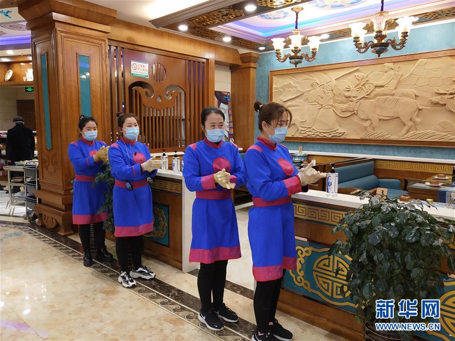 (圖文互動)(6)特寫:限人數、分餐吃、用公筷——偏遠小城“吃飯”見聞