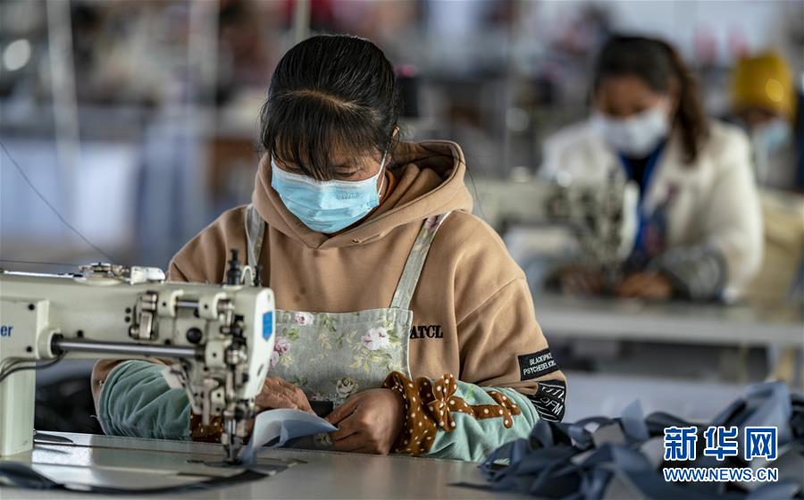 （在習近平新時代中國特色社會主義思想指引下&mdash;&mdash;新時代新作為新篇章&middot;習近平總書記關切事&middot;圖文互動）（1）戰&ldquo;疫&rdquo;要勁時，戰&ldquo;貧&rdquo;再加把勁！&mdash;&mdash;中央各部門助力脫貧攻堅很給力