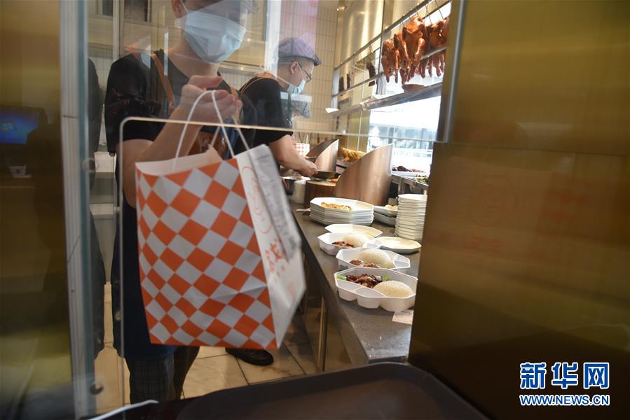 （聚焦復工復產&middot;圖文互動）（4）觸網接單、開發簡餐、直播賣貨&mdash;&mdash;餐企換招自救