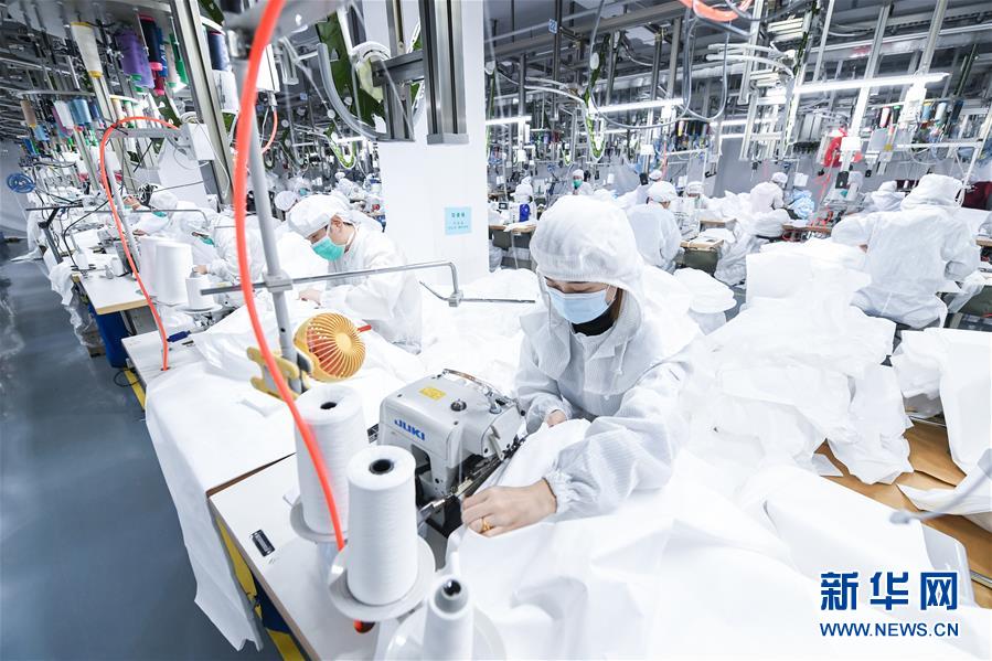 (新華全媒頭條·在習近平新時代中國特色社會主義思想指引下——新時代新作為新篇章·圖文互動)(12)同心戰“疫”彰顯人民至上——各地各部門貫徹落實習近平總書記重要指示精神統籌推進疫情防控和經濟社會發展