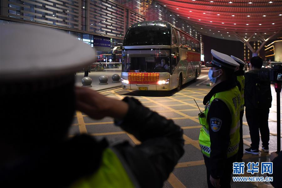 （新華全媒頭條&middot;圖文互動）（15）最美逆行者，武漢永遠記得你！&mdash;&mdash;首批援鄂醫療隊返程紀實