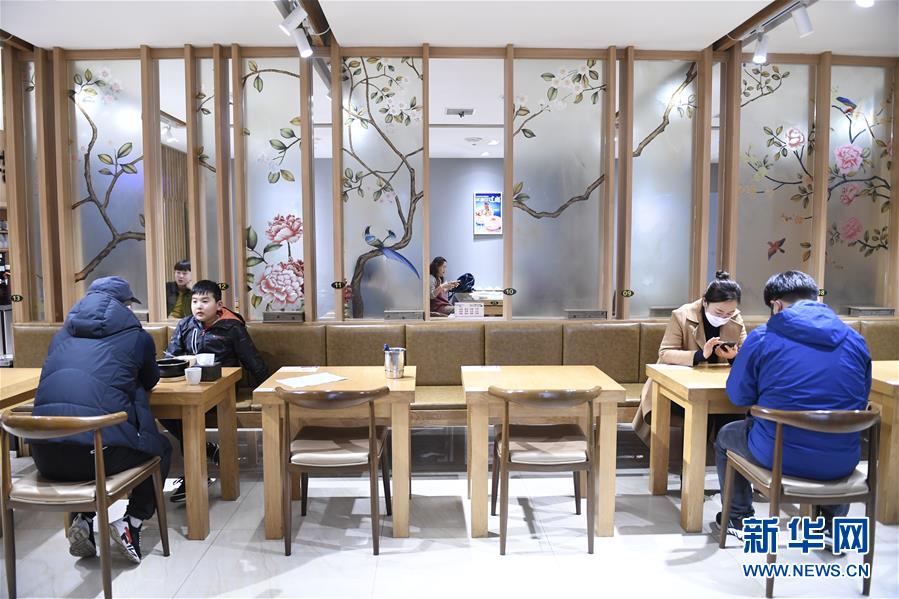 (圖文互動(dòng))(3)東北“大盤菜”與“公勺公筷”攜手同行