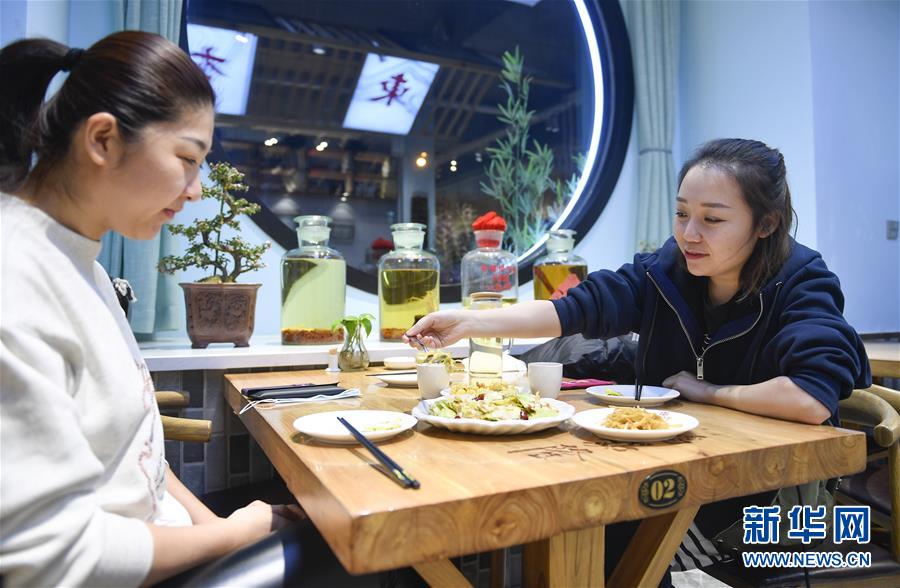 (圖文互動(dòng))(4)東北“大盤菜”與“公勺公筷”攜手同行
