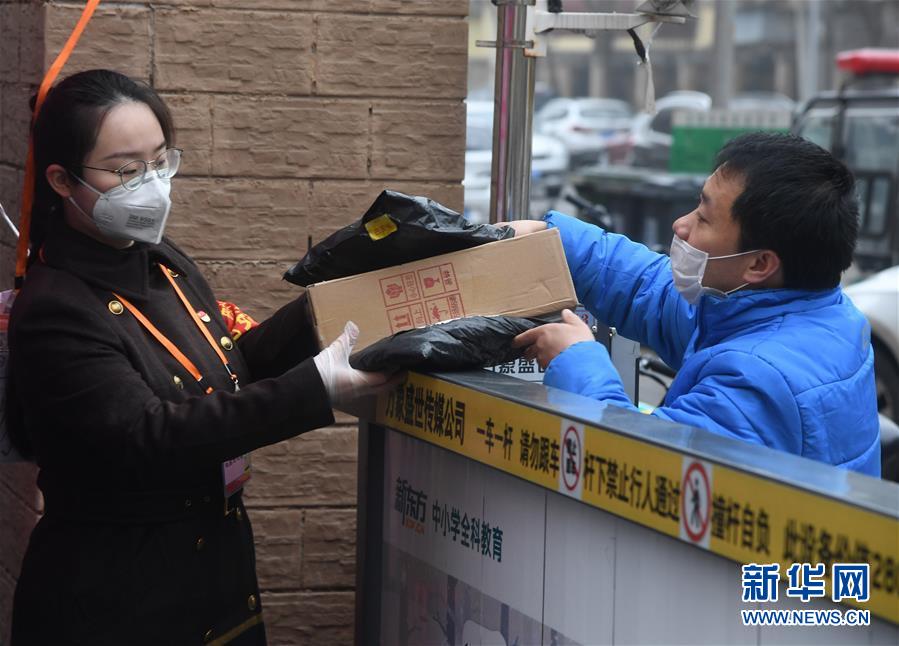 (習近平致敬的戰“疫”英雄·社區工作者篇·圖文互動)(3)他們,堅守一線戰風雨