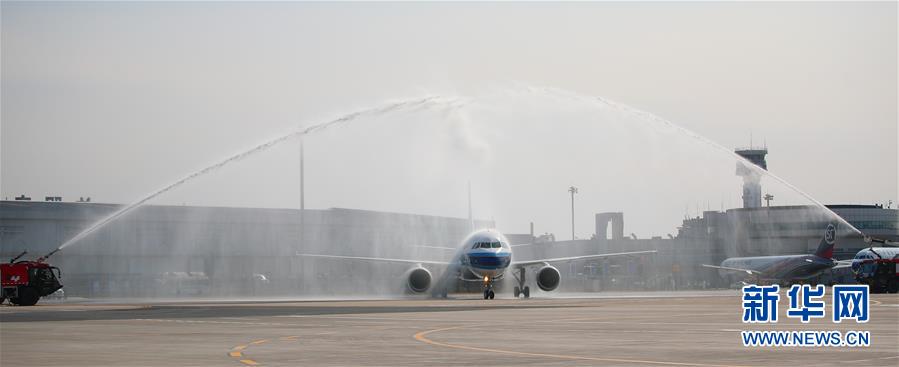 （在習近平新時代中國特色社會主義思想指引下&mdash;&mdash;新時代新作為新篇章&middot;習近平總書記關切事&middot;圖文互動）（1）給你最溫暖的擁抱&mdash;&mdash;保護關心愛護抗疫一線醫務人員在行動