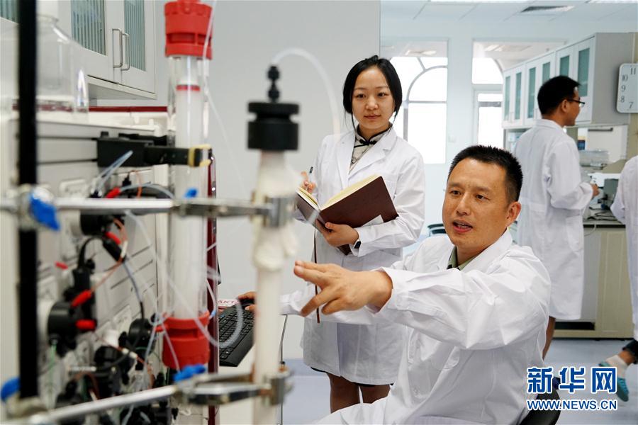 （習近平致敬的戰(zhàn)&ldquo;疫&rdquo;英雄&middot;科技工作者篇&middot;圖文互動）（2）他們，爭分奪秒與病魔較量