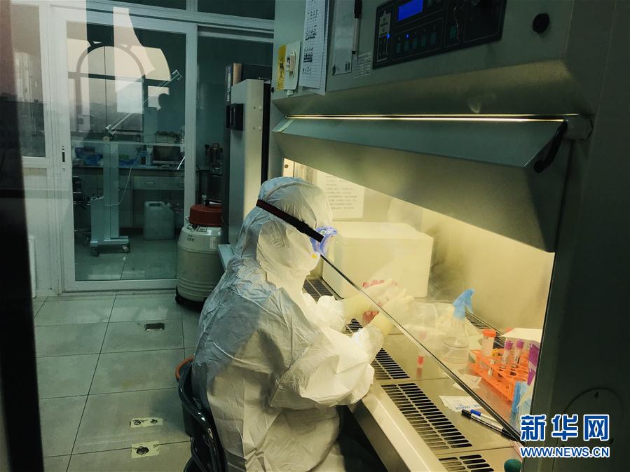 （習近平致敬的戰(zhàn)&ldquo;疫&rdquo;英雄&middot;科技工作者篇&middot;圖文互動）（3）他們，爭分奪秒與病魔較量