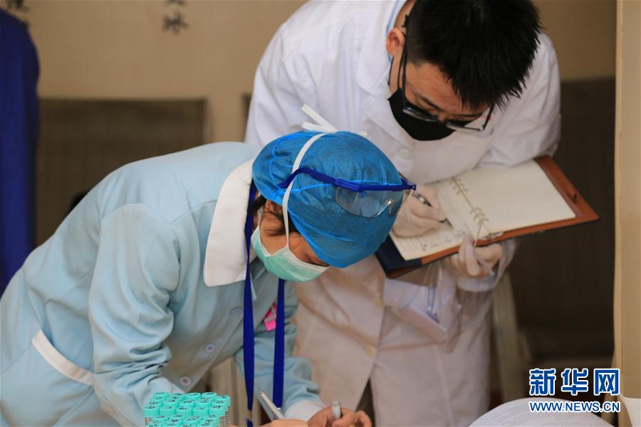 （習近平致敬的戰(zhàn)&ldquo;疫&rdquo;英雄&middot;科技工作者篇&middot;圖文互動）（8）他們，爭分奪秒與病魔較量