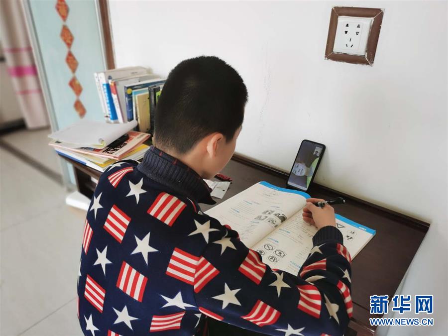 （決戰決勝脫貧攻堅&middot;圖文互動）（1）貧困村的學生有了免費&ldquo;網約課&rdquo;