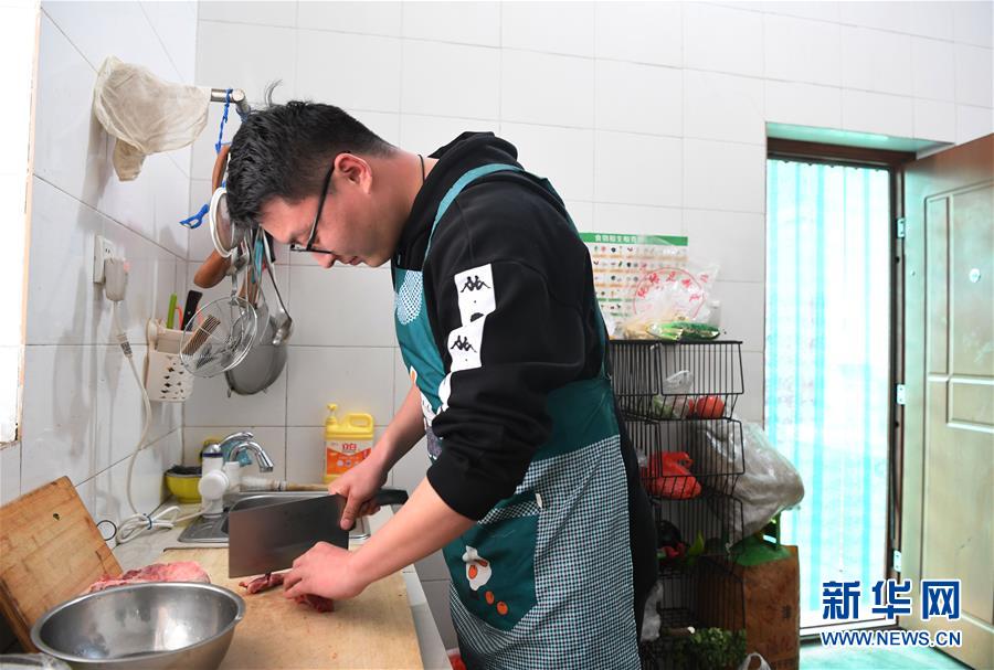 （一線抗疫群英譜&middot;圖文互動）（4）&ldquo;再年輕，也要學(xué)做頂梁柱&rdquo;&mdash;&mdash;記&ldquo;95后&rdquo;干警李文超