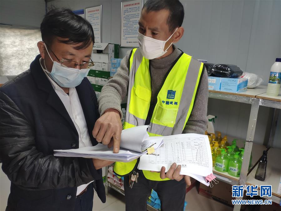 （一線抗疫群英譜&middot;圖文互動）（1）&ldquo;逆行者&rdquo;曾陽春：步行十公里，他冒雨趕赴一線