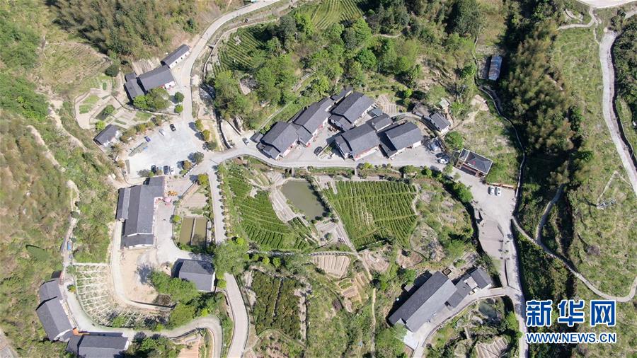 (新華全媒頭條·圖文互動(dòng))(1)歷史坐標(biāo)見(jiàn)證初心使命——寫在江西革命老區(qū)貧困縣全部摘帽之際