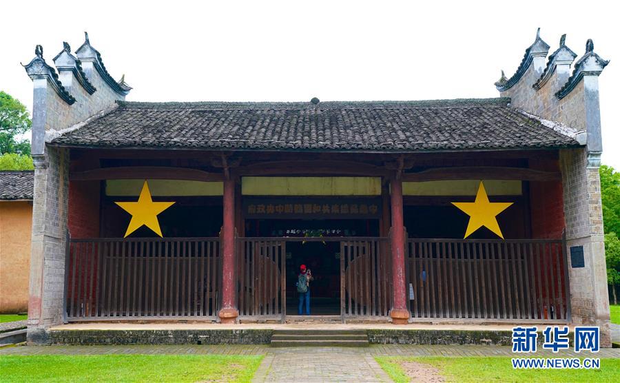 (新華全媒頭條·圖文互動(dòng))(7)歷史坐標(biāo)見(jiàn)證初心使命——寫在江西革命老區(qū)貧困縣全部摘帽之際