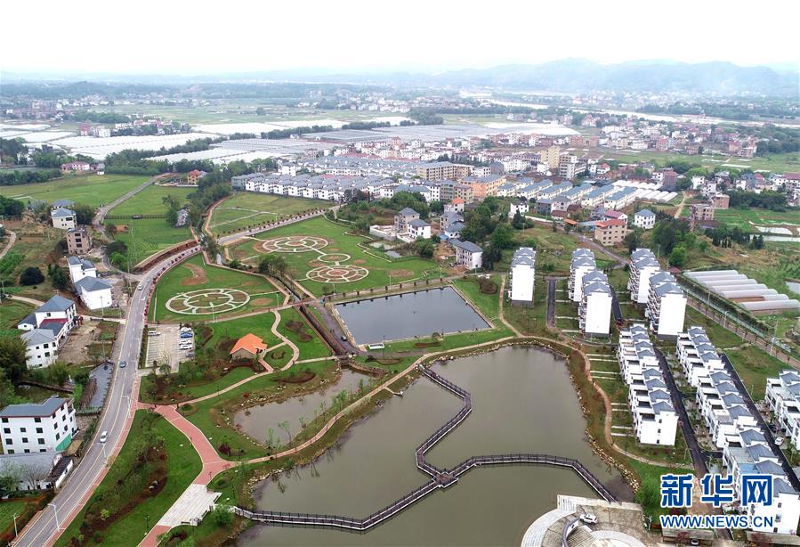 (新華全媒頭條·圖文互動(dòng))(11)歷史坐標(biāo)見(jiàn)證初心使命——寫在江西革命老區(qū)貧困縣全部摘帽之際