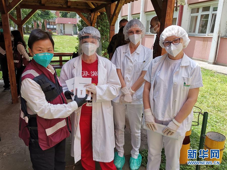 （國際疫情&middot;圖文互動）通訊：在塞爾維亞援助抗疫中度過護士節