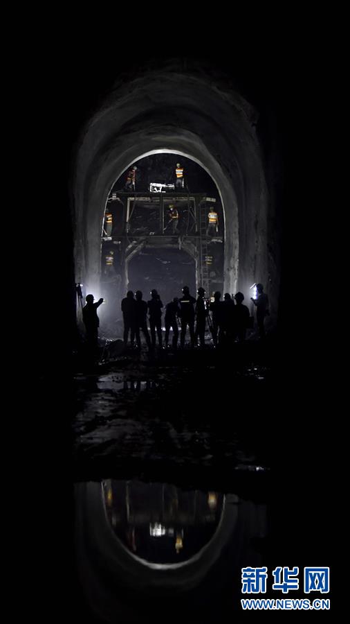 （在習近平新時代中國特色社會主義思想指引下&mdash;&mdash;新時代新作為新篇章&middot;習近平總書記關切事&middot;圖文互動）（7）新機遇、新引擎&mdash;&mdash;重大工程重大項目建設新動向觀察