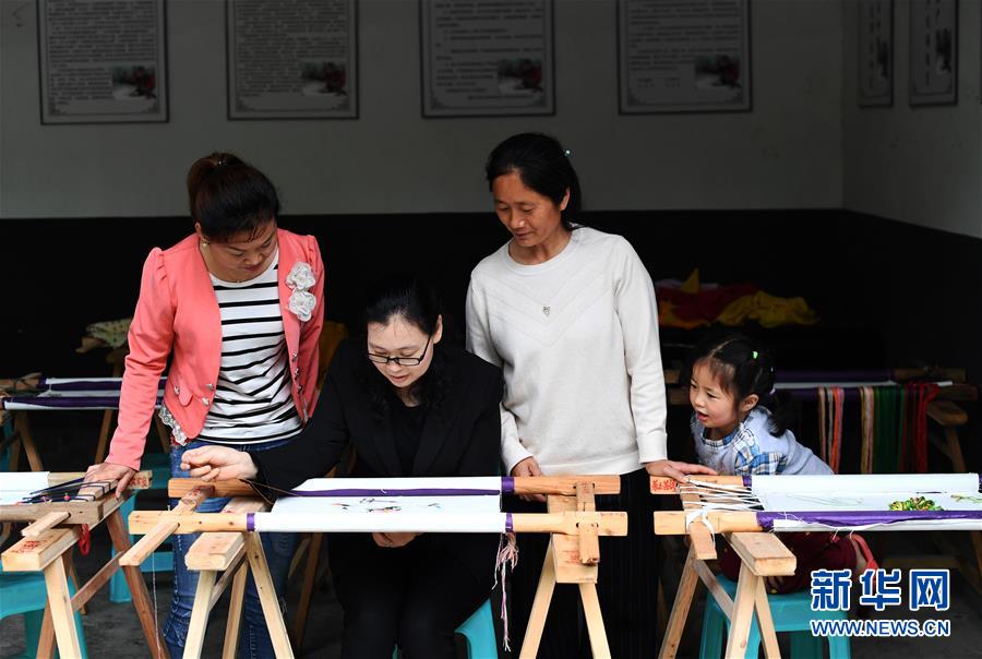 （兩會人物&middot;圖文互動）（1）帶娃、賺錢兩不誤&mdash;&mdash;一位農民工代表眼中的脫貧新工作