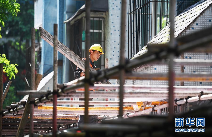 (新華全媒頭條·兩會精神看落實·圖文互動)(8)努力讓群眾看到變化得到實惠——落實全國兩會精神持續保障和改善民生述評