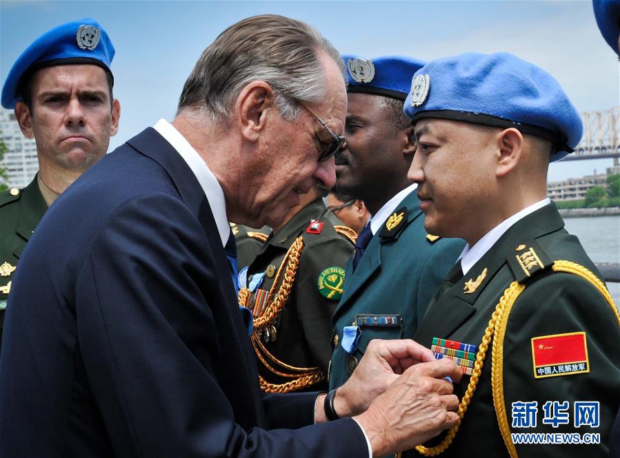 (新華全媒頭條·圖文互動(dòng))(16)崢嶸歲月30年 中國藍(lán)盔衛(wèi)和平