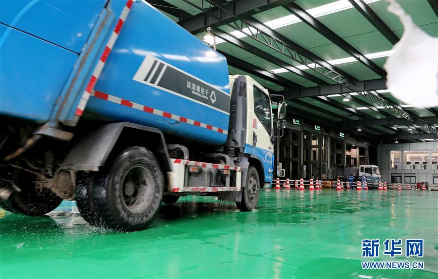 (新華全媒頭條·圖文互動)(2)演繹新時尚 答好治理卷——上海實施垃圾分類效果追蹤