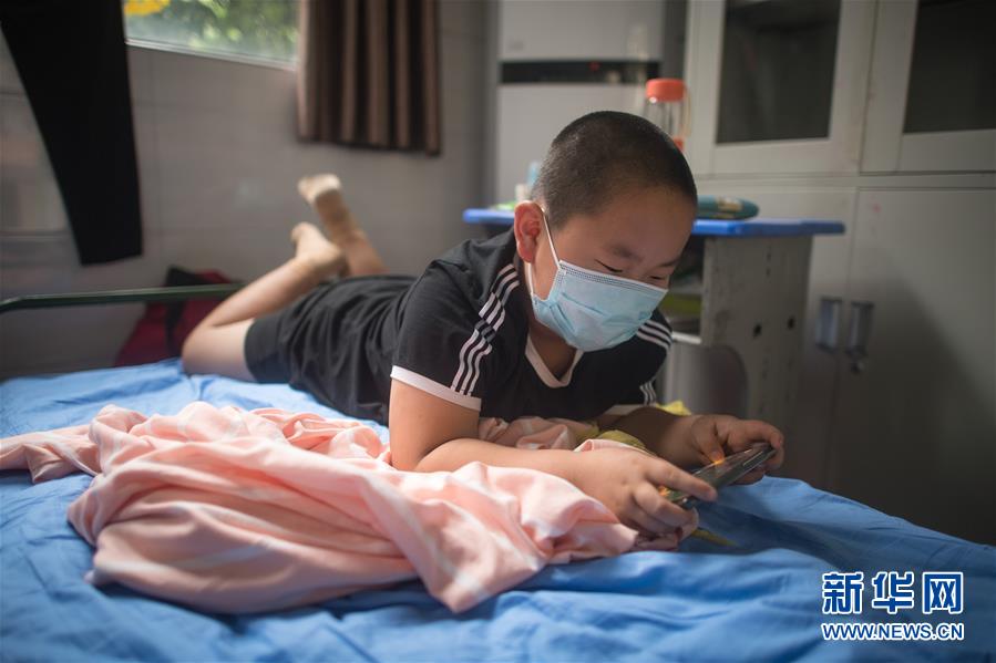 (防汛抗洪·圖文互動(dòng))(1)為人民生命安全撐起“安全傘”——湖北緊急轉(zhuǎn)移安置受災(zāi)群眾速寫