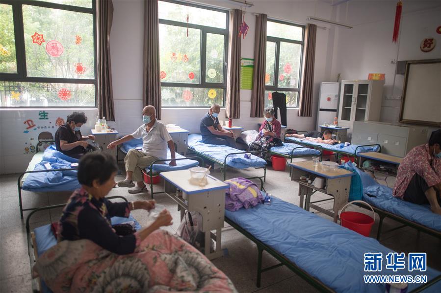 (防汛抗洪·圖文互動(dòng))(6)為人民生命安全撐起“安全傘”——湖北緊急轉(zhuǎn)移安置受災(zāi)群眾速寫