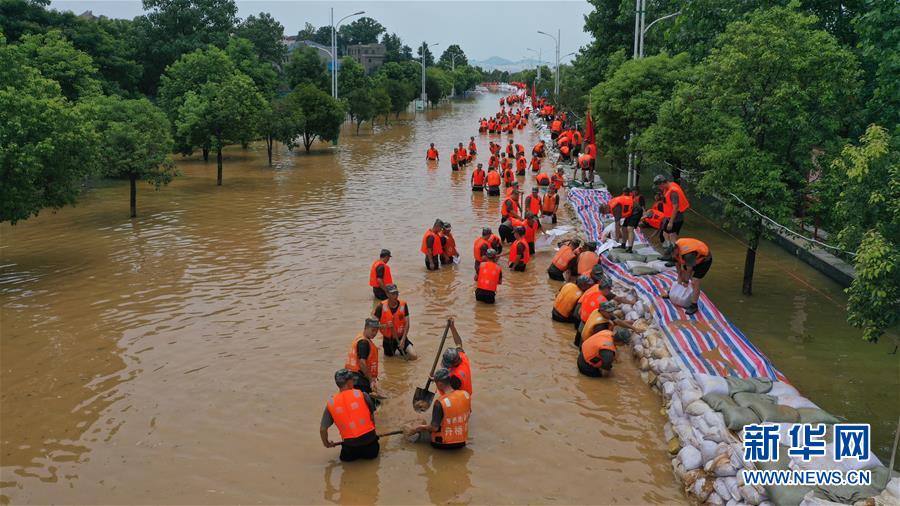 (防汛抗洪·圖文互動)(1)東部戰(zhàn)區(qū)陸軍再次抽調(diào)1.6萬余人增援抗洪一線