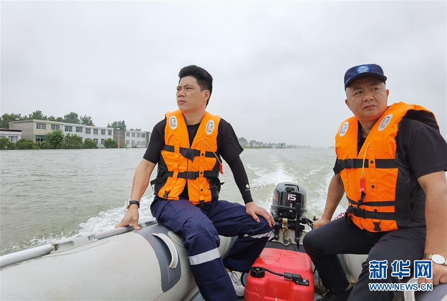 (防汛抗洪·一線人物·圖文互動)(2)萬家燈火明 壩上有神兵——安徽宿松長江大堤上的“守護者聯盟”群像