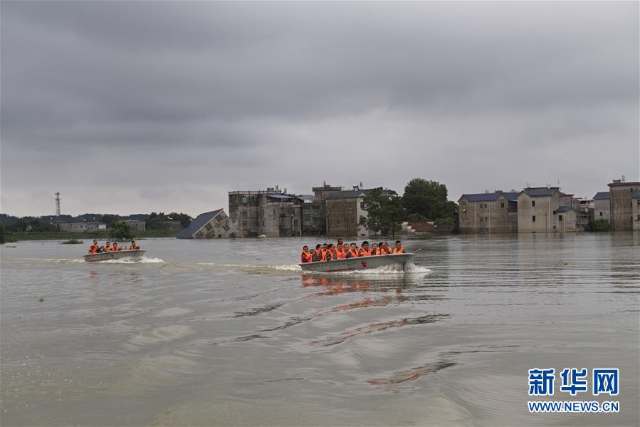 (防汛抗洪·圖文互動)(3)穿梭“孤島”的火箭軍醫(yī)療隊(duì)
