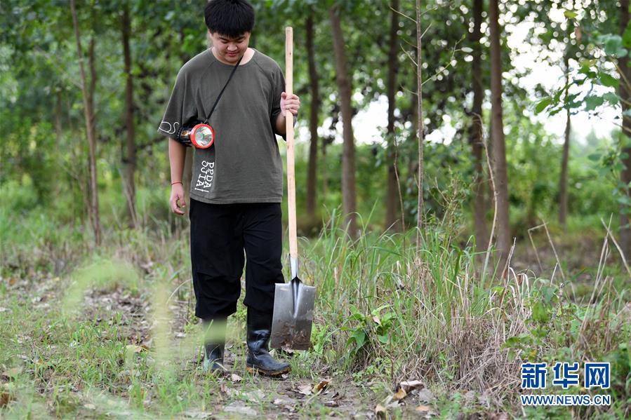 (新華全媒頭條·圖文互動)(6)青春出列——暴雨洪峰中的熱血成人禮