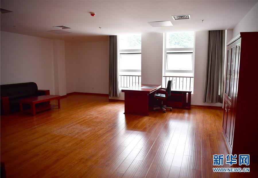 (新華視點·圖文互動)(6)學校建漂亮點本無錯,為何這所“豪華中學”讓人困惑?