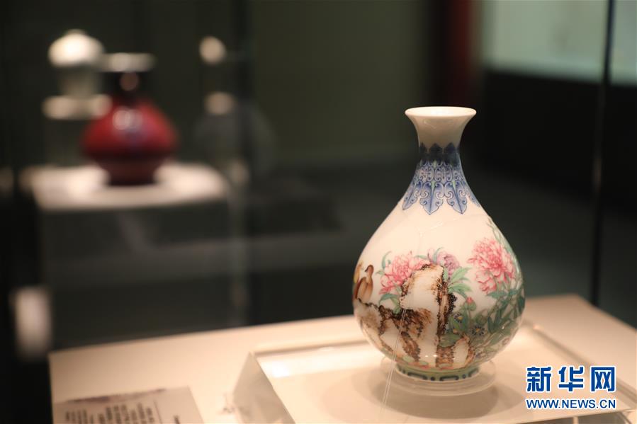 (文化視點·聽文物講故事·圖文互動)(2)琺瑯彩玉壺春瓶:乾隆皇帝甄選 成就舉世孤品