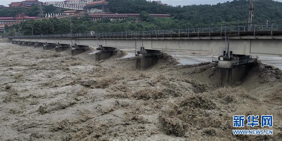 (防汛抗洪·圖文互動)(2)洪水襲擊寶成鐵路涪江大橋 超8100噸“重車壓梁”護橋
