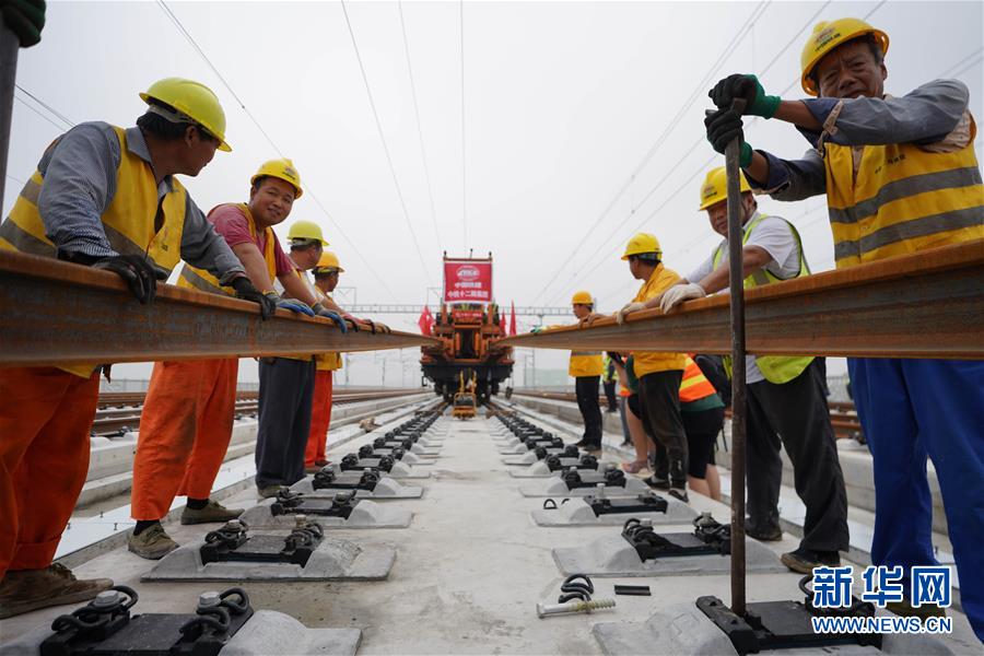 (新華全媒頭條·圖文互動)(3)“1毫米”之內的智慧與引領——寫在智能高鐵京雄城際全線軌道貫通之際