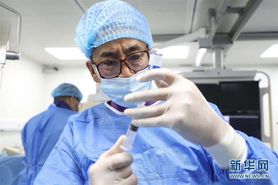 (圖文互動)(3)身披“重甲”來“繡花”——醫院中的“鉛衣醫生”