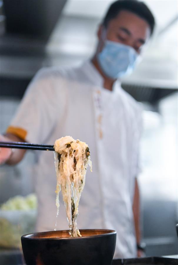 (在習(xí)近平新時(shí)代中國(guó)特色社會(huì)主義思想指引下——新時(shí)代新作為新篇章·習(xí)近平總書記關(guān)切事·圖文互動(dòng))(1)讓“舌尖上的節(jié)約”成為習(xí)慣——全社會(huì)營(yíng)造浪費(fèi)可恥、節(jié)約為榮的氛圍掃描