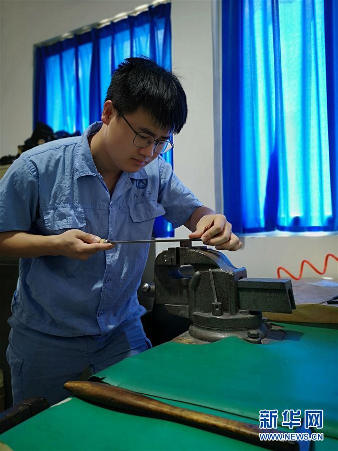 (總書記推動的改革身邊事·教育改革篇·圖文互動)(2)特寫:“95后”上海職校生:“我的工牌上印著‘中國航天’”