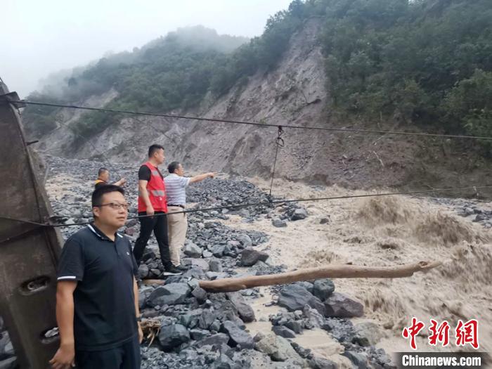 工作人員正在查勘泥石流災情。 劉偉建 攝 工作人員正在查勘泥石流災情。 劉偉建 攝