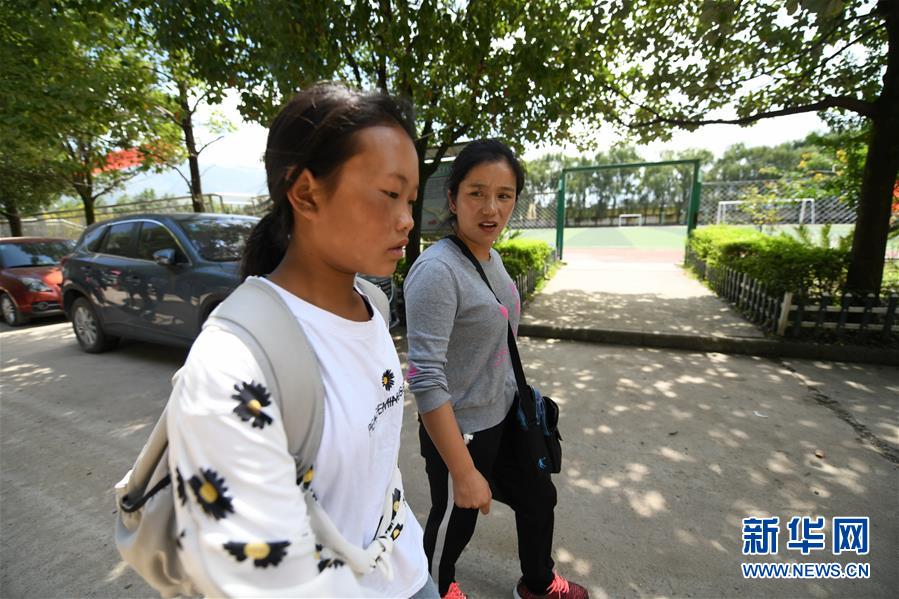 (熱點(diǎn)鮮報(bào)·圖文互動)(1)為了大涼山的下一代,她奔赴在助學(xué)路上