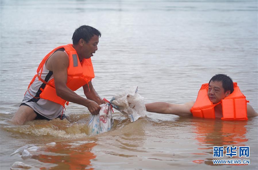 （在習(xí)近平新時(shí)代中國(guó)特色社會(huì)主義思想指引下&mdash;&mdash;新時(shí)代新作為新篇章&middot;習(xí)近平總書(shū)記關(guān)切事&middot;圖文互動(dòng)）（5）洪峰浪尖，鮮紅的黨旗高高飄揚(yáng)&mdash;&mdash;記防汛抗洪一線(xiàn)的共產(chǎn)黨員