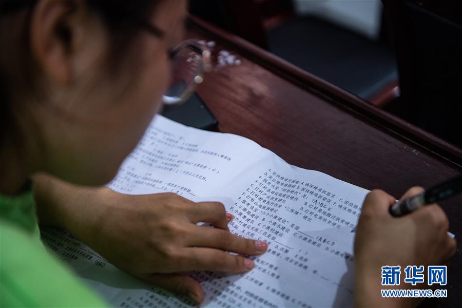 (新華全媒頭條·決戰(zhàn)決勝脫貧攻堅(jiān)·督戰(zhàn)未摘帽貧困縣·圖文互動(dòng))(15)把“最能打的人”放在最需要的地方——聚焦貴州未脫貧縣里的“助攻干部”