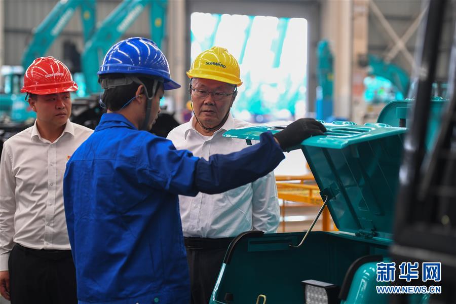 (落實“六穩(wěn)”“六保”企業(yè)見聞·圖文互動)(7)“智慧工廠”引領(lǐng)“生產(chǎn)節(jié)拍”——走進山河智能一探究竟