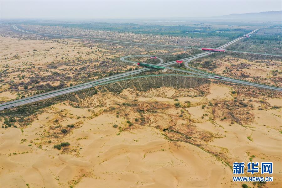 (在習(xí)近平新時(shí)代中國(guó)特色社會(huì)主義思想指引下——新時(shí)代新作為新篇章·習(xí)近平總書(shū)記關(guān)切事·圖文互動(dòng))(11)綠意,在黃沙中鋪展——我國(guó)防沙治沙紀(jì)實(shí)