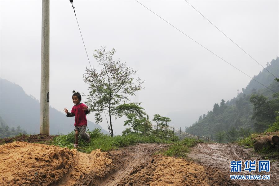 (集中連片特困地區貧困村調研行·圖文互動)(2)脫貧路上“跑”出幸福生活——重慶石柱土家族自治縣華溪村脫貧調查