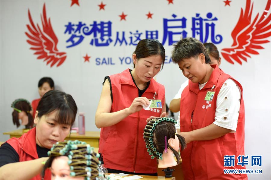 (習近平的小康故事·新華視界·圖文互動)(8)“讓每個人都有人生出彩的機會”——習近平和人民教育的故事