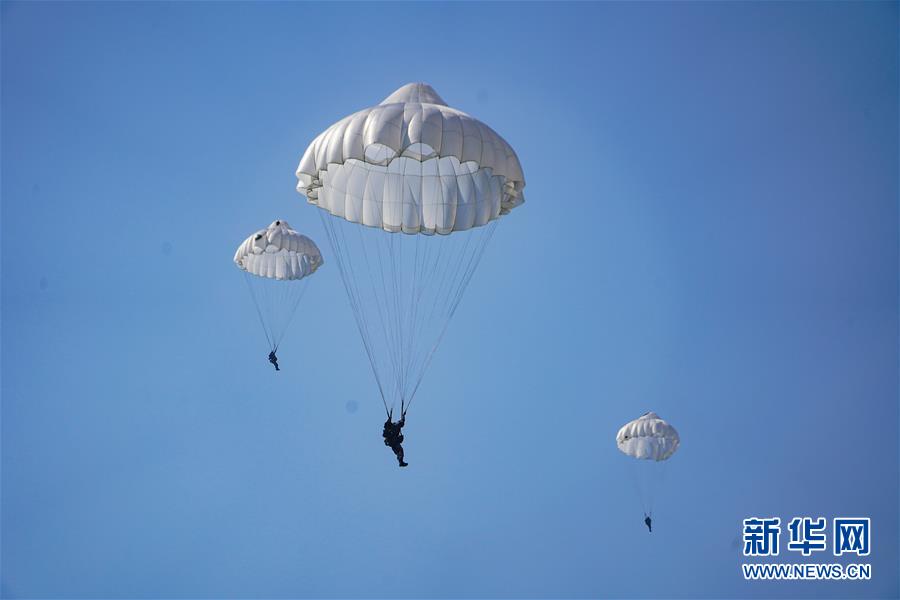 （在習近平強軍思想指引下&middot;我們在戰位報告&middot;圖文互動）（2）朵朵傘花綻放，勝戰精兵天降&mdash;&mdash;空降兵部隊某旅教導員余海龍帶領官兵傳承黃繼光精神記事