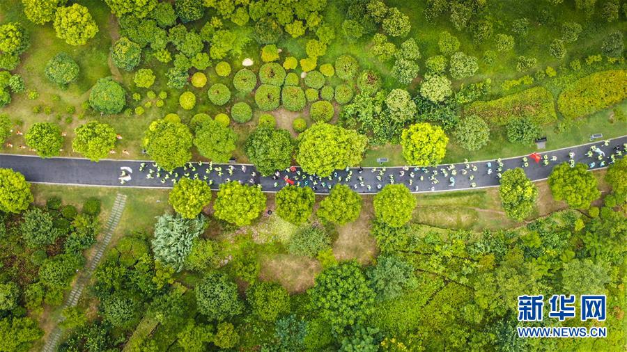 (新華全媒頭條·圖文互動)(17)歷史交匯點上的宏偉藍圖——《中共中央關于制定國民經濟和社會發展第十四個五年規劃和二〇三五年遠景目標的建議》誕生記