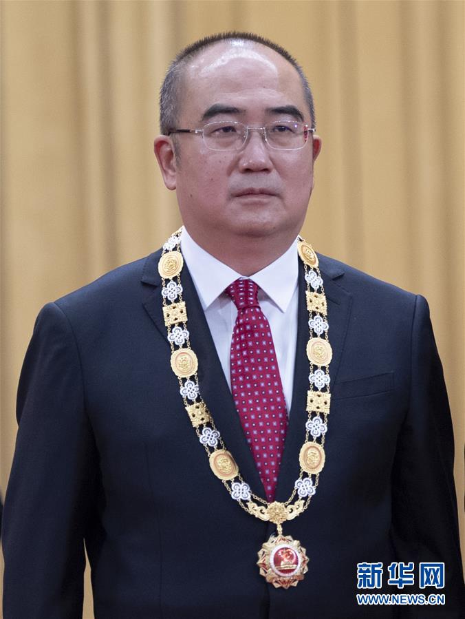 (抗疫先進(jìn)事跡·圖文互動(dòng))(1)張定宇:疫情“暴風(fēng)眼”里,“漸凍”之軀與時(shí)間賽跑